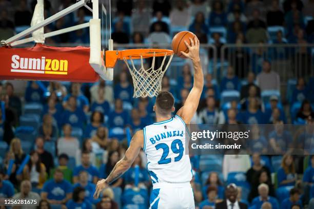 pelota de slam dunking de baloncesto - partido de fútbol fotografías e imágenes de stock