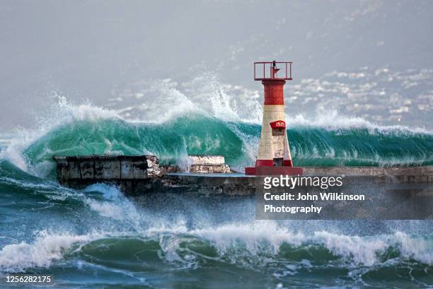 kalk bay harbour wall and light house - storm lighthouse stockfoto's en -beelden