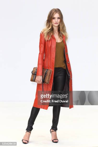 Rosie Huntington-Whitely arrives at Burberry Prorsum S/S 2012 show at London Fashion Week at Kensington Gardens on September 19, 2011 in London,...