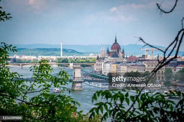 budapest cityscape with hungarian parliament building and danube river, hungary - kettingbrug hangbrug stockfoto's en -beelden