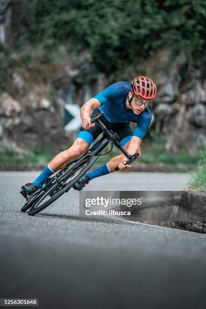 cycliste de course de bicyclette sur la courbe de route d’asphalte - compétition de cyclisme photos et images de collection