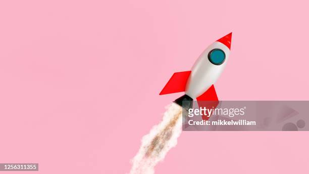 piccola nave spaziale vola come un razzo attraverso l'aria - festa per il lancio pubblicitario foto e immagini stock