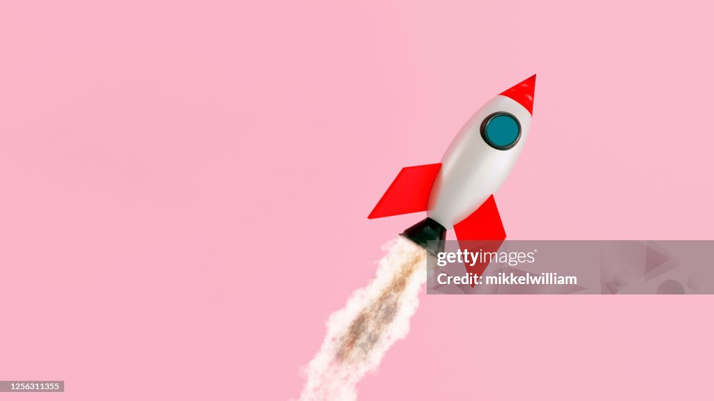 小さな宇宙船がロケットのように空を飛ぶ