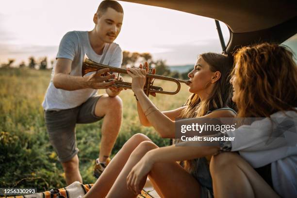 vrienden die van de reis genieten - trumpet stockfoto's en -beelden