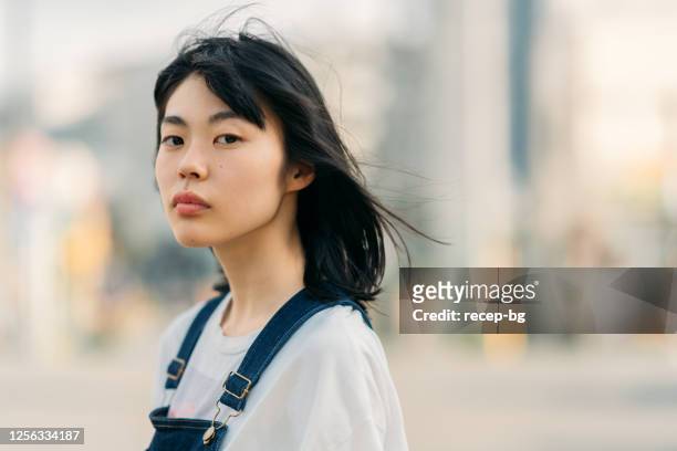 porträt der jungen frau am windigen tag - japanischer abstammung stock-fotos und bilder