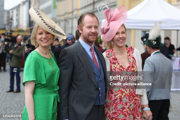 May 2023, Bavaria, Munich: Felipa Princess of Bavaria , her husband Christian Dienst and a companion arrive at the Theatinerkirche for the church...