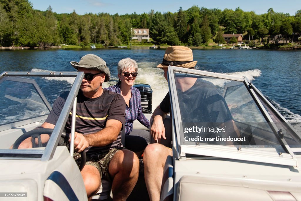 Más de 50 amigos disfrutando de las vacaciones en un pequeño barco.