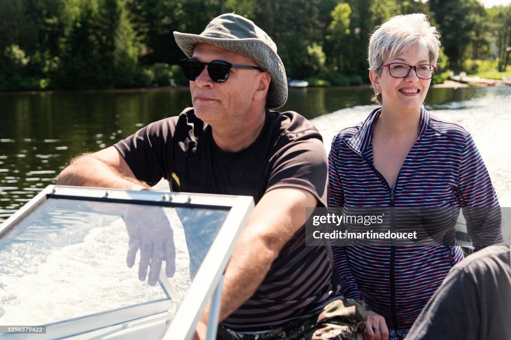 Más de 50 parejas disfrutando de vacaciones en un pequeño barco.