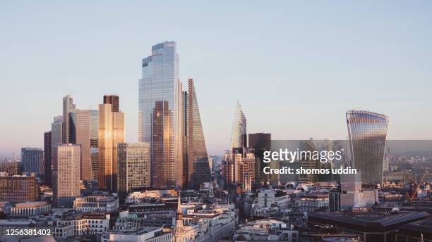 elevated view over london city skyline at sunset - isle of dogs london - fotografias e filmes do acervo