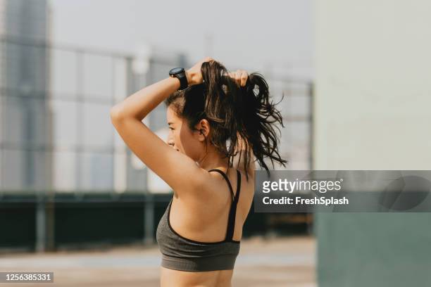 女運動員在鍛煉前把頭髮紮成馬尾辮。 - strong hair 個照片及圖片檔