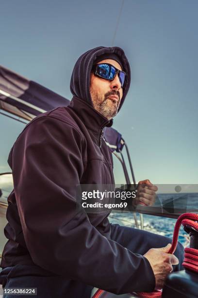 abenteuer-mann segeln auf aadria-meer - kabelwinden stock-fotos und bilder