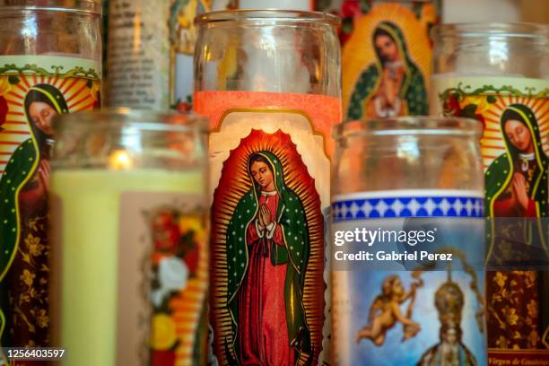 a collection of catholic prayer candles - virgen de guadalupe 個照片及圖片檔