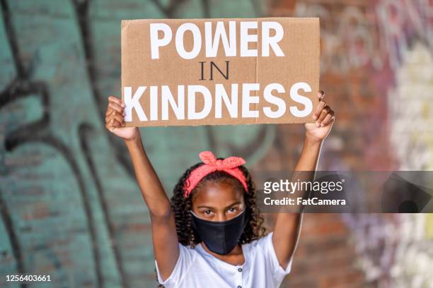 mooi afrikaans amerikaans meisje dat een protestteken houdt - sociale rechtvaardigheid stockfoto's en -beelden
