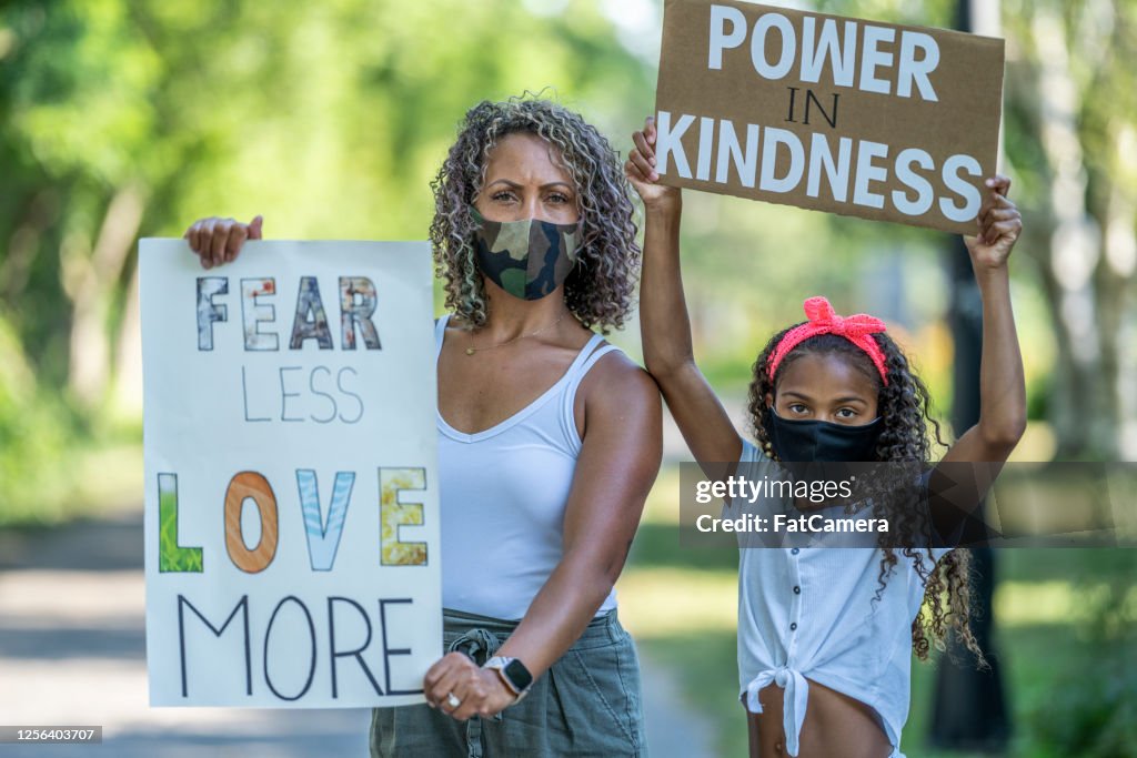 Afrikaanse Amerikaanse moeder en dochter die protesttekens houden