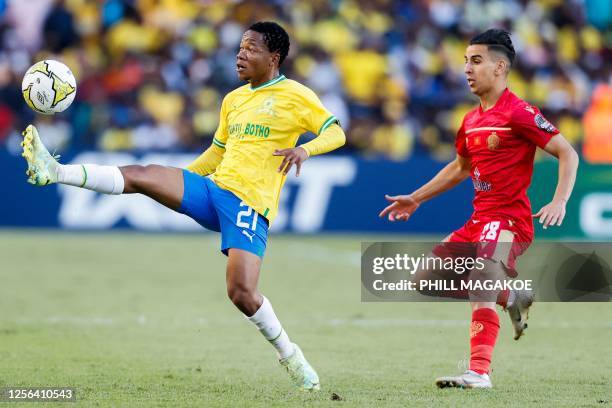 Sundowns' South African midfielder Sphelele Mkhulise is marked by Wydad's Moroccan midfielder Muaid Ellafi during the CAF Champions League 2nd leg...