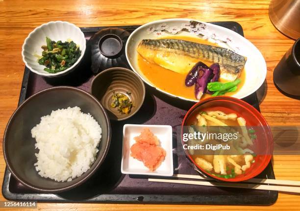 saba misoni teishoku - simmered mackerel with miso set meal - sudderen stockfoto's en -beelden