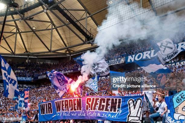 May 2023, North Rhine-Westphalia, Gelsenkirchen: Soccer: Bundesliga, FC Schalke 04 - Eintracht Frankfurt, Matchday 33, Veltins Arena: Schalke fans...