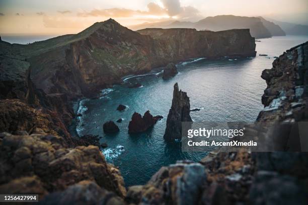 vista panorámica de los acantilados costeros al amanecer - island fotografías e imágenes de stock