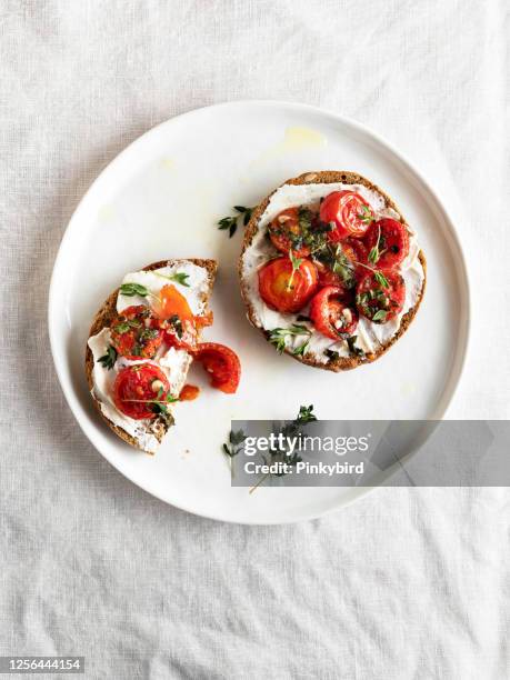 bruschetta, bruschetta mit kirschtomaten, crostini, bruschetta - cherry tomatoes stock-fotos und bilder