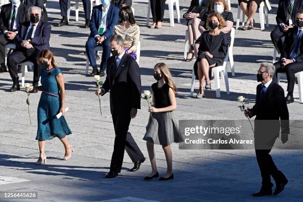 Aroa López, nurse at the Vall d'Hebron hospital in Barcelona, King Felipe of Spain, Crown Princess Leonor and Hernando Fernández Calleja lay down...