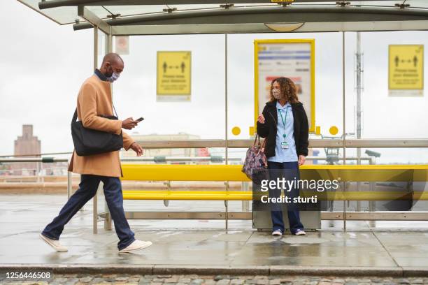 社会的な離散バス停 - bus shelter ストックフォトと画像