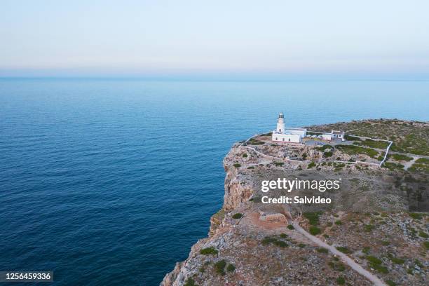 spanje, balearen, menorca, uitzicht op de cavalleria lightouse. - menorca stockfoto's en -beelden
