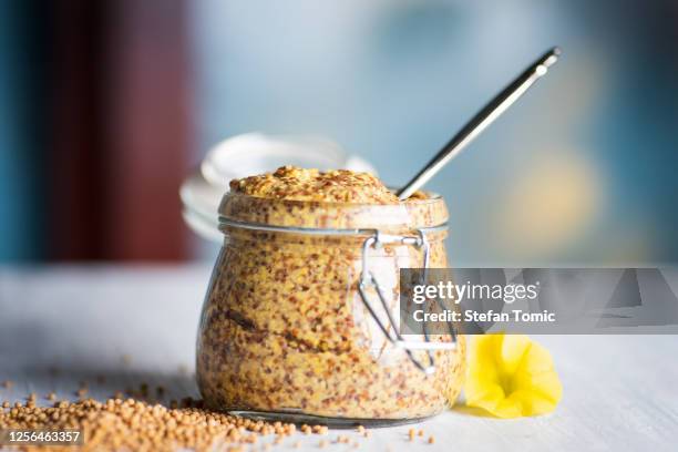 wholegrain mustard in a jar on a table - mostarda tempero imagens e fotografias de stock