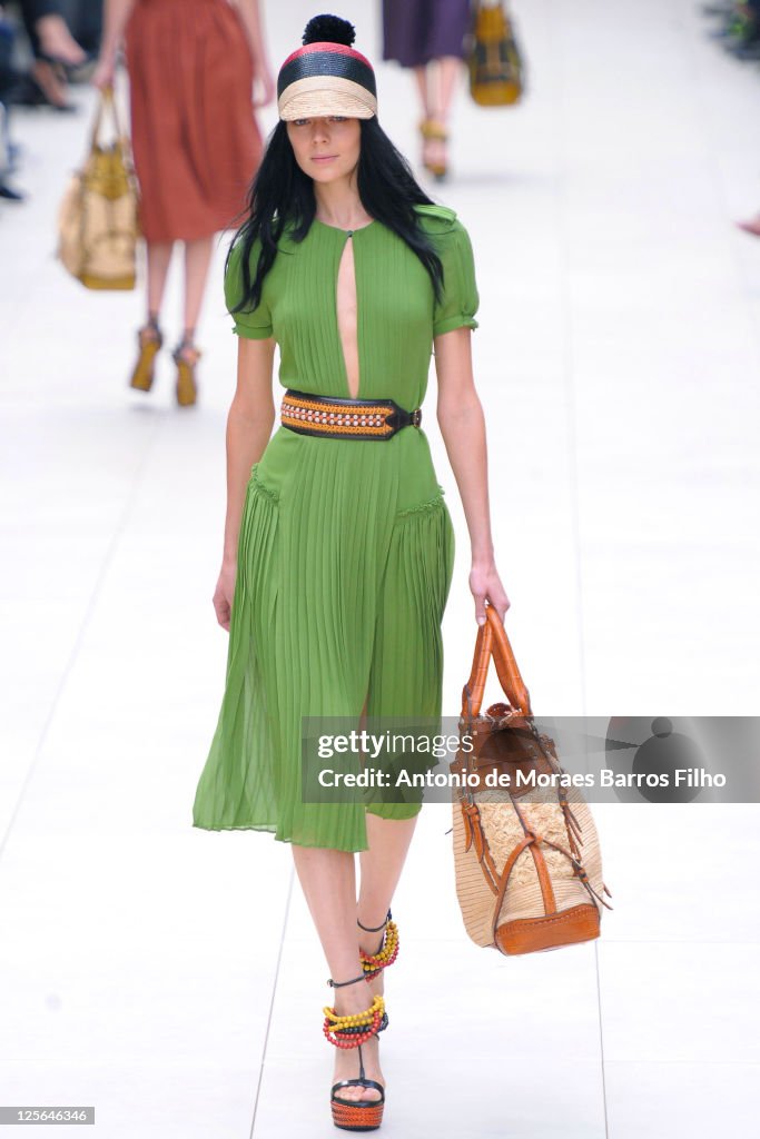 Burberry Prorsum: London Fashion Week S/S 2012 - Runway