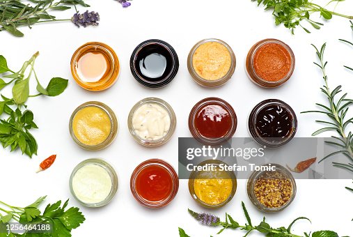 Grande collezione di salse e spalmazioni speziate in piccoli barattoli isolati laici piatti Grande collezione di salse e spalmazioni speziate in piccoli barattoli isolati laici piatti