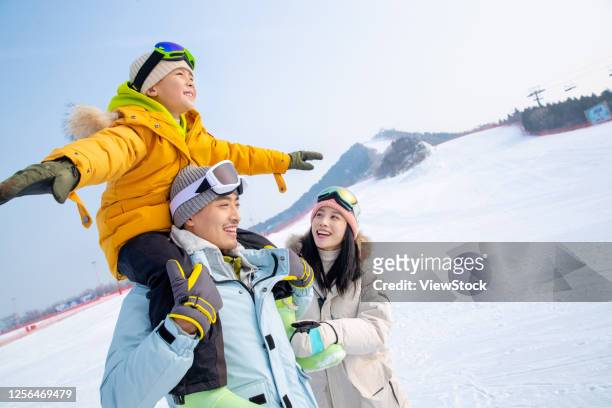 skiing on my happy - chinese father and son snow stock pictures, royalty-free photos & images