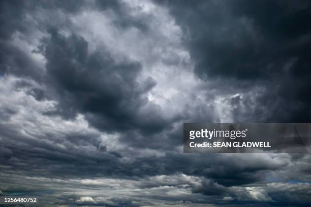 dark rain clouds - cumulonimbus fotografías e imágenes de stock