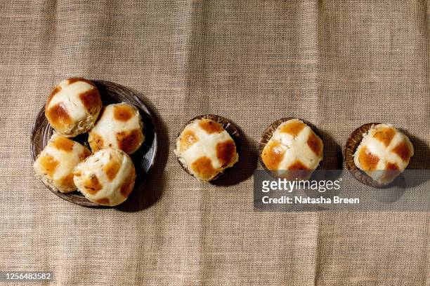 hot cross buns - cross processed imagens e fotografias de stock