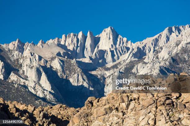 view across rocky landscape to the summit of mount whitney, alabama hills national scenic area, lone pine, california, usa - alabama hills stock-fotos und bilder