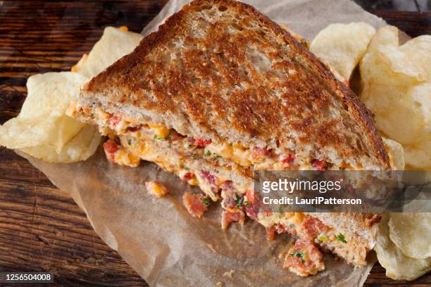 gegrilde pimento kaas sandwich met spek - pimientos stockfoto's en -beelden
