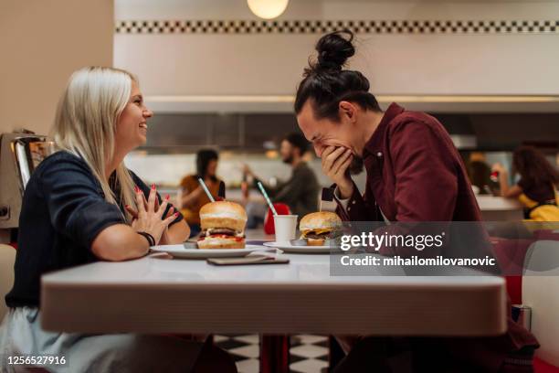 elle le fait rire tout le temps - burger portrait photos et images de collection