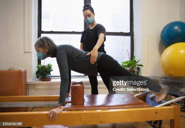 戴著面具在康復中心做運動的高級婦女。 - yoga ball work 個照片及圖片檔