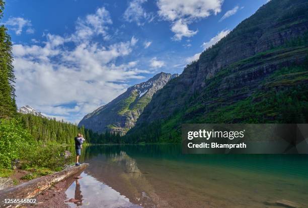 padre y bebé hija en el hermoso paisaje natural de la zona del lago avalanche del parque nacional glacier durante el verano en montana, ee. uu. - parque nacional glacier fotografías e imágenes de stock