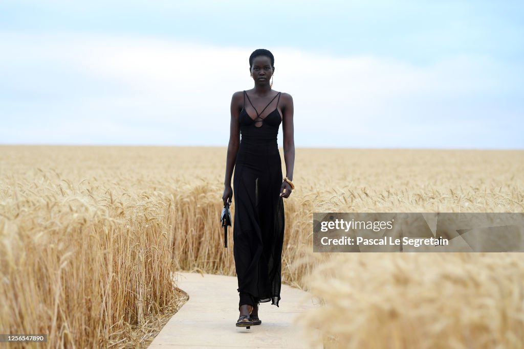 "L'Amour" : Jacquemus Spring-Summer 2021 Show