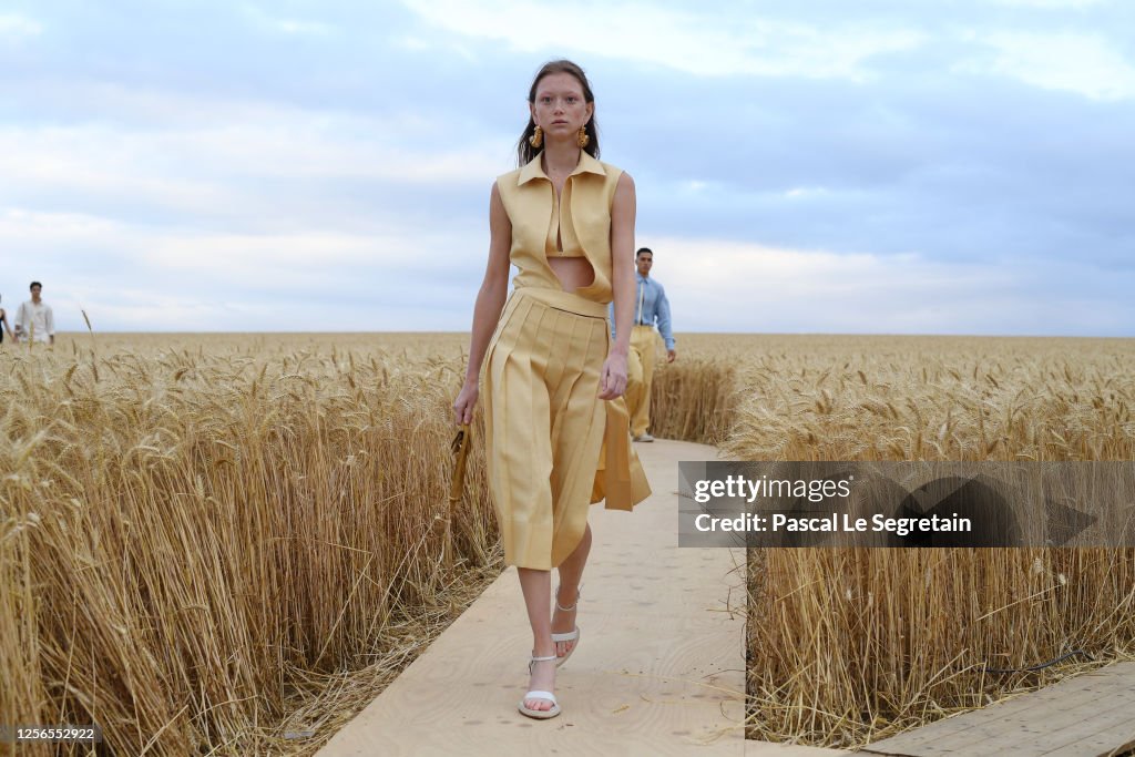 A model walks the runway during L'Amour : Jacquemus Spring-Summer News  Photo - Getty Images
