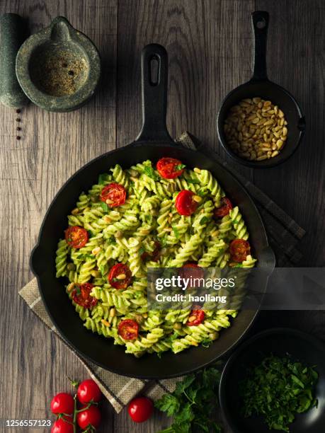 healthy fusilli pasta with vegan broccoli pesto sauce - pesto imagens e fotografias de stock