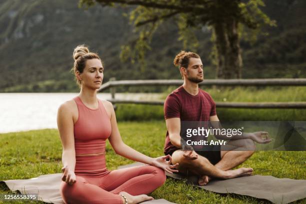entspannendes yoga am see - mudra stock-fotos und bilder