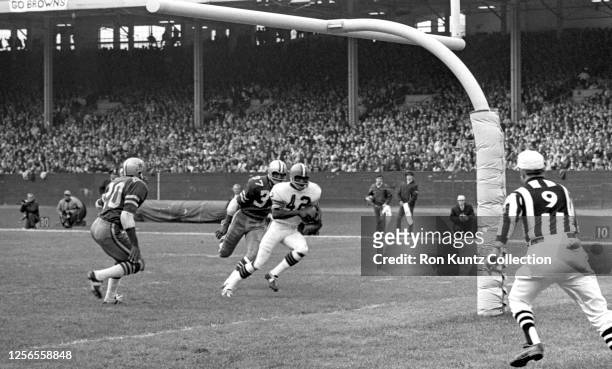 Wide receiver Paul Warfield of the Cleveland Browns scores a touchdown during a game against the Dallas Cowboys on November 2, 1969 at Cleveland...