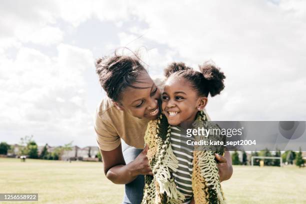 mamá y su pequeña hija al aire libre - monoparental fotografías e imágenes de stock