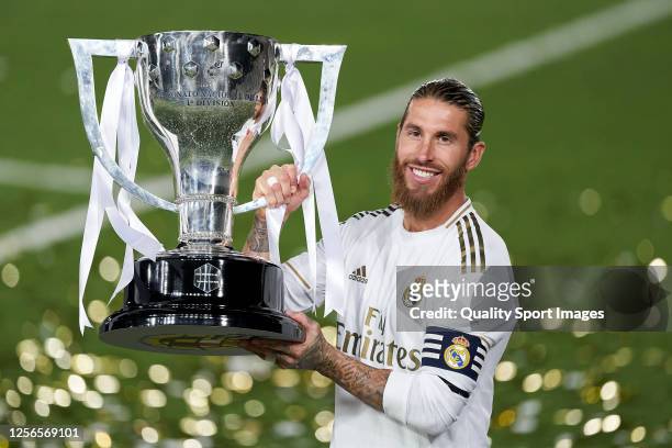 Sergio Ramos celebrate cliching their 34th Spanish La Liga title after the La Liga match between Real Madrid CF and Villarreal CF at Estadio Alfredo...