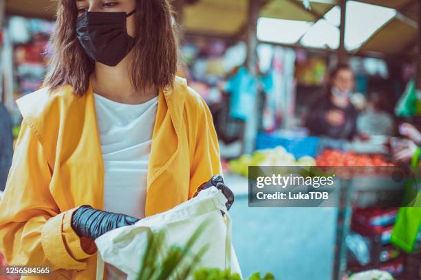 de zak is bijna gevuld met veel groenten! - sac shopping stockfoto's en -beelden