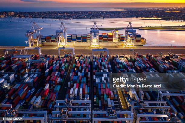 colourful containers in the port melbourne cargo area at nigh ttime - melbourne australia fotografías e imágenes de stock