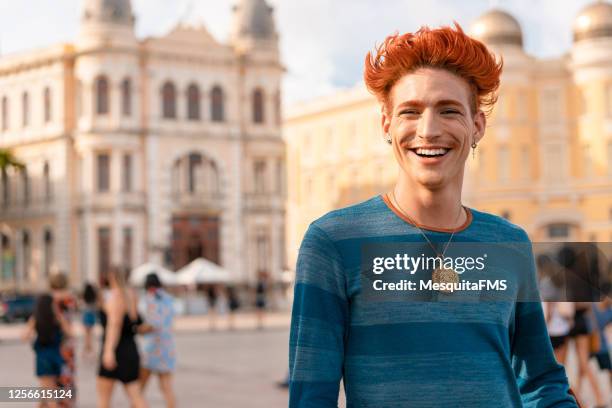 porträt eines rothaarigen mannes in recife stadt - alternative lifestyle stock-fotos und bilder