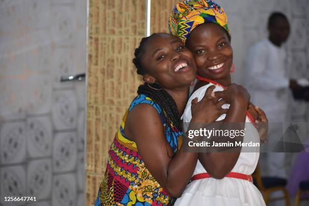 two happy african american women - ghanaian family stock-fotos und bilder