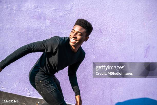 glücklich lächelnafrikanischen jungen mann. - portrait of man smiling black jumper stock-fotos und bilder