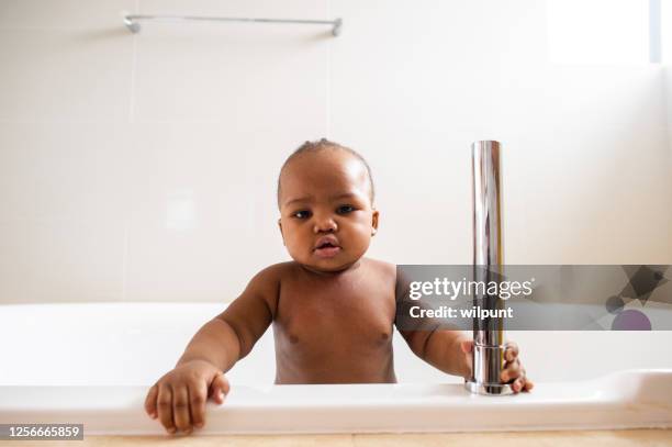 garoto bonito em uma banheira olhando para a câmera - baby shower - fotografias e filmes do acervo